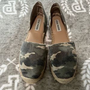Steve Madden green camouflage‎ linen blend espadrilles